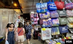 百年歷史的香港廟街夜市疫情後幾乎沒有外國遊客光顧。(美國之音/湯惠芸)
