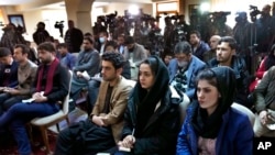 Jurnalis Afghanistan menghadiri konferensi pers di Kabul, Afghanistan, 13 Februari 2022. (Foto: AP)