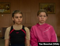 伊久姆舞蹈队成员古罗娃(左)和蒂塔连科(右)忘不掉去年秋天的惨烈战斗。(2023年3月30日，美国之音博夏特拍摄)