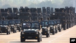 រូប​ឯកសារ៖ មន្ត្រី​យោធា​មីយ៉ាន់ម៉ា​ចាកចេញ​​ពី​កន្លែង​ប្រារព្ធ​ពិធី​អបអរ​កងទ័ព​មីយ៉ាន់ម៉ា​នៅ​រដ្ឋធានី​ណៃពិដោ កាល​ពី​ថ្ងៃ​ទី​២៧ ខែ​មីនា ឆ្នាំ​២០២៣។