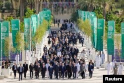 2023年12月1日联合国气候变化大会 (COP28) 期间，世界各国领导人在合影后走下Al Wasl大街。