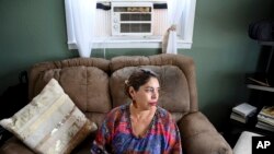 Seorang perempuan di Commerce City, Colorado memasang AC di apartemennya di tengah gelombang hawa panas yang mencapai 42 Celcius 25 Juli 2023 (foto: ilustrasi). 