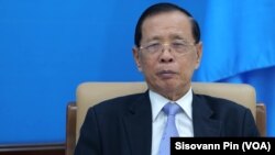 រូបឯកសារ៖ អ្នកនាំពាក្យ​គណបក្ស​កាន់​អំណាច​លោក ​សុខ ឥសាន​ ផ្តល់​បទសម្ភាសន៍ឲ្យវីអូអេ​ នៅ​ទីស្នាក់​កណ្តាល​គណបក្ស​ប្រជាជនកម្ពុជា​ ក្នុងទីក្រុង​ភ្នំពេញ​ ថ្ងៃទី​៦ កក្កដា​ ឆ្នាំ​ ២០២៣។ (ពិន ស៊ីសុវណ្ណ/វីអូអេ)