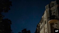 Bintang terlihat di langit saat pemadaman listrik singkat di Odesa, Ukraina, Senin, 24 Juli 2023. Hanya dalam seminggu, Rusia telah menembakkan lebih dari 125 rudal dan drone ke wilayah Odesa. (AP/Jae C. Hong)