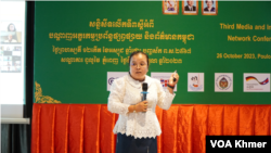 កញ្ញា សេង ស៊ីណេត តំណាងក្រសួងអប់រំ យុវជន និងកីឡា ថ្លែងនៅក្នុងកម្មវិធីសន្និសីទលើកទី៣ស្តីអំពីបណ្តាញអក្ខរកម្មប្រព័ន្ធផ្សព្វផ្សាយ និងព័ត៌មានកម្ពុជា ក្នុងរាជធានីភ្នំពេញ នាថ្ងៃទី២៦ ខែតុលា ឆ្នាំ២០២៣។ (ស៊ឹម ចាន់សំណាង/វីអូអេ)