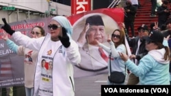 Para pendukung pasangan capres-cawapres Prabowo dan Gibran berjoget bersama di Times Square New York, Kamis, 1 Februari 2024. (Foto: VOA Indonesia)