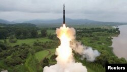 북한은 지난 7월 김정은 국무위원장이 참석한 가운데 신형 고체연료 대륙간탄도미사일(ICBM) 화성-18형을 시험발사했다며 사진을 공개했다.