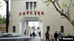 Suasana di luar rumah sakit anak-anak di Shanghai, China, 24 November 2023. (REUTERS/Nicoco Chan)