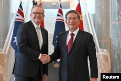 2024년 6월 17일 호주 캔버라 국회의사당에서 앤서니 앨버니지 호주 총리와 리창 중국 총리가 만나 악수를 나누고 있다. (자료사진)