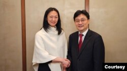 줄리 터너(왼쪽) 미 국무부 북한인권특사와 전영희 한국 외교부 평화외교기획단장이 21일 서울 시내 외교부 청사에서 회동하고 있다. (한국 외교부 제공)