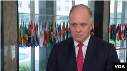 Douglas Jones, zamjenik pomoćnika državnog sekretara za evropska i evroazijska pitanja, govori za Glas Amerike 2. jula 2024.