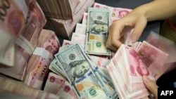 资料照片：人民币和美元钞票。(2019年8月18日)