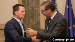 Predsednik Srbije Aleksandar Vučić uručio je bivšem specijalnom izaslaniku predsednika SAD za dijalog Beograda i Prištine Ričardu Grenelu Orden srpske zastave prvog stepena, u Beogradu, 25. oktobra 2023. (Foto: FoNet)