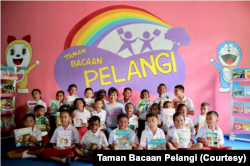 Taman Bacaan Pelangi-- Nila Tanzil di tengah anak-anak di dalam perpustakaan yang didirikannya. (Foto: Courtesy/Taman Bacaan Pelangi)