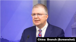美国国务院东亚及太平洋事务助理国务卿康达（Daniel J. Kritenbrink）2024年2月21日在美国智库大西洋理事会发表主旨演讲。(视频截图）