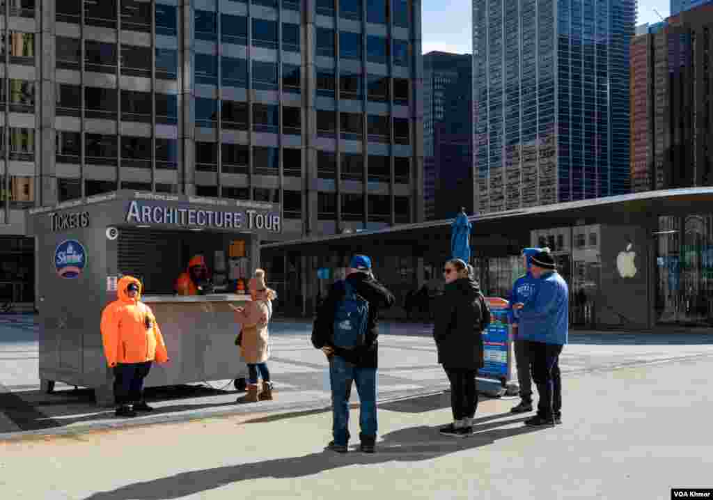 ទេសចរតម្រង់ជួរទិញសំបុត្រដើម្បីធ្វើដំណើរកម្សាន្តតាមទូកក្នុងកណ្តាលក្រុង Chicago រដ្ឋ Illinois នៅថ្ងៃទី ២ ខែវិច្ឆិកា ឆ្នាំ ២០២៣។ (ទែន សុខស្រីនិត/វីអូអេ) 