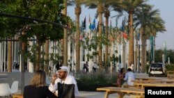 2023年12月3日，联合国气候变化会议(COP28)在阿拉伯联合酋长国迪拜举行，人们在会场外休息。（路透社照片）