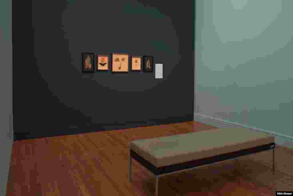 ស្នាដៃសិល្បៈខ្មែរទាំងនេះត្រូវបានដាក់តាំងពិព័រណ៍នៅក្នុងវិចិត្រសាលនៃសាកលវិទ្យាល័យ Michigan ក្នុងក្រុង Ann Arbor ថ្ងៃទី ៥ ខែមេសា ឆ្នាំ២០២៤។ (នីណា យ៉េង/វីអូអេ)