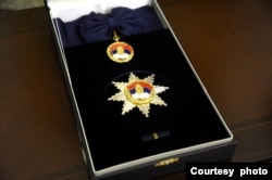 Orden srpske zastave prvog stepena koji je predsednik Srbije Aleksandar Vučić dodelio bivšem specijalnom izaslaniku predsednika SAD za dijalog Beograda i Prištine Ričardu Grenelu, u Beogradu, 25. oktobra 2023. (Foto: FoNet)