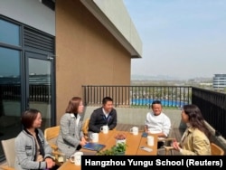 Pendiri Alibaba Jack Ma mengunjungi Sekolah Yungu Hangzhou di Hangzhou, Provinsi Zhejiang, China, 27 Maret 2023. (Foto: via Reuters)