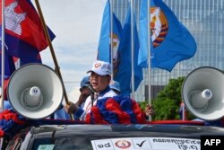 រូបឯកសារ៖ លោក ហ៊ុន ម៉ាណែត មេបញ្ជាការកងយោធពលខេមរភូមិន្ទកម្ពុជា និងជាកូនប្រុសច្បងរបស់លោកនាយករដ្ឋមន្ត្រី ហ៊ុន សែន ចូលរួមធ្វើយុទ្ធនាការឃោសនារបស់គណបក្ស​ប្រជាជនកម្ពុជា នៅក្នុងការបោះឆ្នោតជាតិ នៅរាជធានីភ្នំពេញ កាលពីថ្ងៃទី ១ ខែកក្កដា ឆ្នាំ ២០២៣។