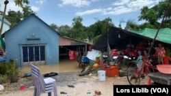 ទិដ្ឋភាព​ផ្ទះ​របស់​អ្នកស្រី យ៉ុន សារី ដែល​ជន់​លិច​ដោយ​ជំនន់​ទឹក​ស្ទឹង​ព្រែកត្នោត ក្នុង​សង្កាត់​សាក់សំពៅ ខណ្ឌដង្កោ រាជធានី​ភ្នំពេញ ស្របពេល​ទឹក​ចាប់ផ្តើម​ស្រកចុះ។ រូបនេះ ថត​នៅ​ថ្ងៃទី២៣ ខែតុលា ឆ្នាំ២០២៣។ (លាស់ លីបលីប/វីអូអេ)