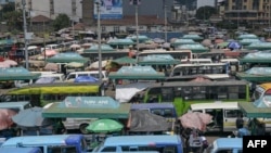Kendaraan transportasi publik Kenya, yang secara lokal dikenal dengan sebutan matatu, mengantre untuk mengantarkan penumpang di Nairobi, pada 12 September 2023. (Foto: AFP/Simon Maina)