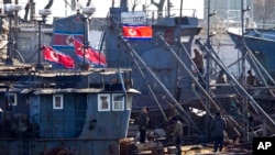 중국 단둥에서 바라본 북한 신의주의 선박들. (자료사진)