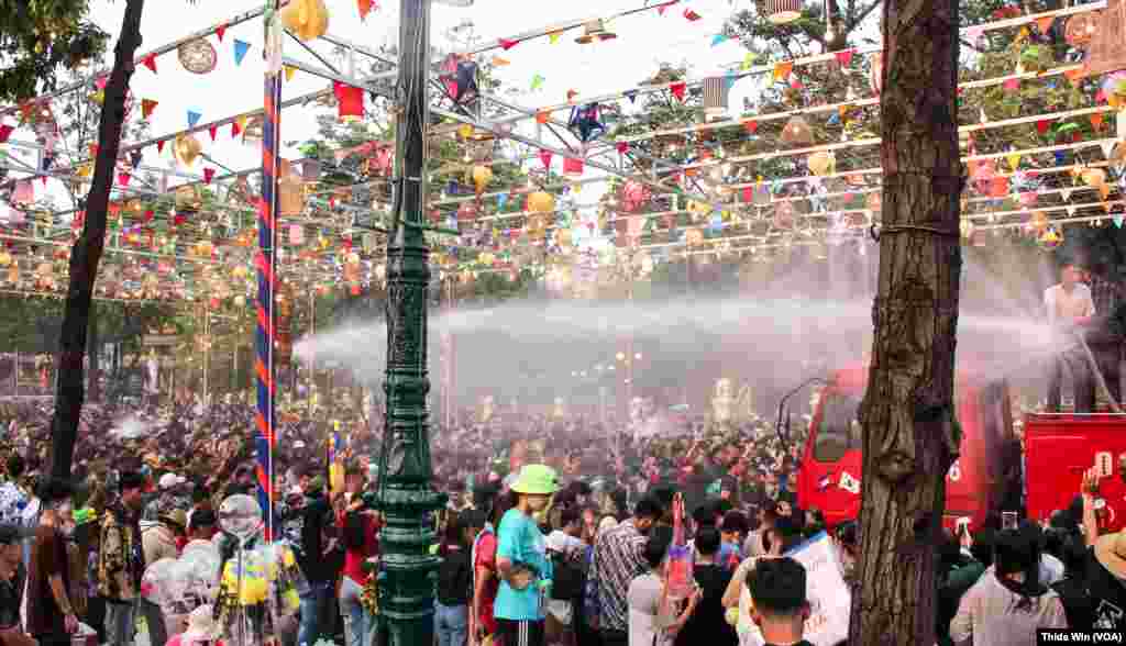 ប្រជាពលរដ្ឋ​នៅ​រាជធានី​ភ្នំពេញ​ជួបជុំ​គ្នា​រីករាយ​កម្សាន្ត​នា​បុណ្យ​ចូលឆ្នាំ​ប្រពៃណីខ្មែរ នៅរមណីយដ្ឋាន​វត្តភ្នំដូនពេញ កាលពីថ្ងៃទី ១៤ ខែមេសា ឆ្នាំ ២០២៣។ (ធីតា វីន/វីអូអេ)​