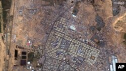 Citra satelit yang disediakan oleh Maxar Technologies menunjukkan gambaran tenda, tempat berlindung dan orang-orang di Rafah, Gaza, 7 Februari 2024. (Maxar Technologies via AP)