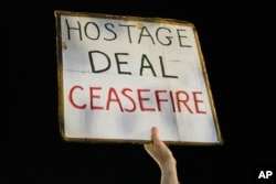 Porodice i prijatelji oko 240 talaca koje drži Hamas u Gazi pozivaju Izrael da zarobljene vrati kući, tokom demonstracija u Izraelu, Tel Aviv, 7. oktobra 2023.