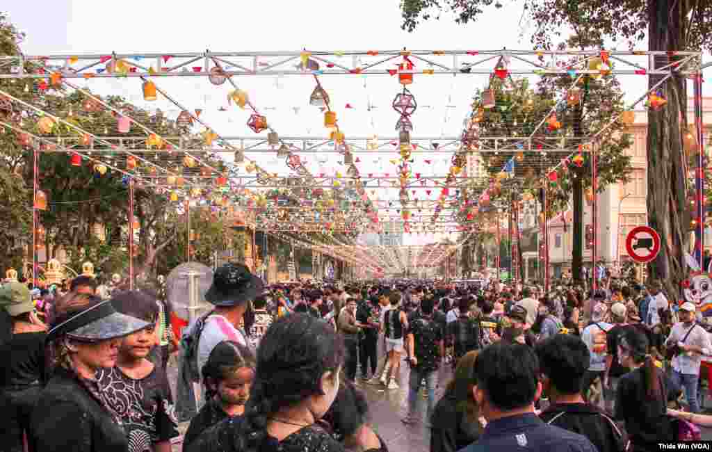 ប្រជាពលរដ្ឋ​នៅ​រាជធានី​ភ្នំពេញ​ជួបជុំ​គ្នា​រីករាយ​កម្សាន្ត​នា​បុណ្យ​ចូលឆ្នាំ​ប្រពៃណីខ្មែរ នៅរមណីយដ្ឋាន​វត្តភ្នំដូនពេញ កាលពីថ្ងៃទី ១៤ ខែមេសា ឆ្នាំ ២០២៣។ (ធីតា វីន/វីអូអេ)​