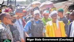 Mataimakin gwmanan jihar Neja yayin da ya halarci garin Madaka. 