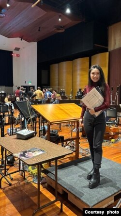 Eunike Tanzil saat merekam single-nya, "Scenes from a Voyage" di Warner Bros. Eastwood Scoring Stage di Los Angeles (dok: Eunike Tanzil)