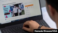 Mohamed Raed je organizovao prikupljanje novca za svoju šestočlanu porodicu, nakon što je agencija podigla ratne naknade za "koordinaciju" na 5.000 dolara po odraslom i 2.500 dolara po detetu. "Čak i da ste imali novac, sve ste potrošili na rat". U Kairu, Egipat, 30. mart 2024.