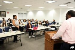 Beberapa mahasiswa asing mengikuti kuliah di George Washington University di Washington, DC (foto: ilustrasi).