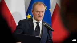 Donald Tusk razgovara sa novinarima u Varšavi, 8. decembra 2023. (Foto: AP/Czarek Sokolowski, File)