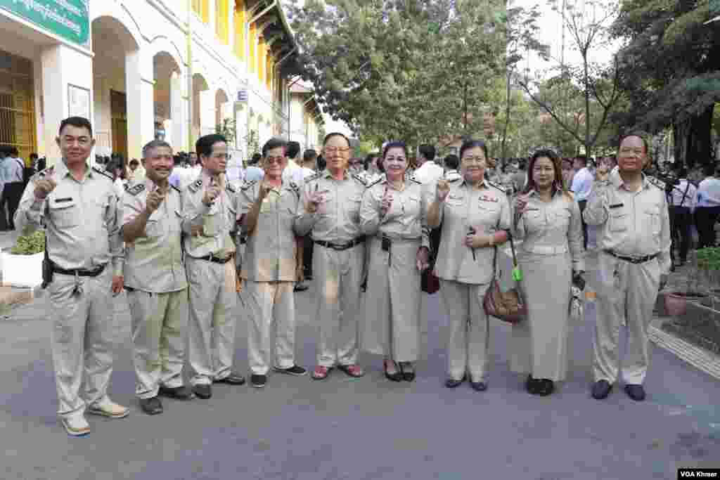 អង្គ​បោះ​ឆ្នោត​ដែល​ជា​ក្រុម​ប្រឹក្សា​ឃុំ​សង្កាត់ លើក​ដៃ​​ជ្រលក់​ទឹក​ថ្នាំ​ក្រោយ​ការ​បោះឆ្នោត​ជ្រើស​រើស​សមាជិក​ព្រឹទ្ធសភា នៅ​មណ្ឌល​បោះឆ្នោត​វិទ្យាល័យ​ព្រះស៊ីសុវត្ថិ ក្នុង​រាជធានី​ភ្នំពេញ នា​ថ្ងៃទី​២៥ ខែ​កុម្ភៈ ឆ្នាំ​២០២៤។ (ស៊ុន ណារិន/វីអូអេ)