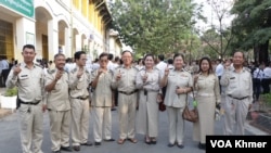 អង្គ​បោះ​ឆ្នោត​ដែល​ជា​ក្រុម​ប្រឹក្សា​ឃុំ​សង្កាត់ លើក​ដៃជ្រលក់​ទឹក​ថ្នាំ​ក្រោយ​ការ​បោះឆ្នោត​ជ្រើស​រើស​សមាជិក​ព្រឹទ្ធសភា នៅ​មណ្ឌល​បោះឆ្នោត​វិទ្យាល័យ​ព្រះស៊ីសុវត្ថិ ក្នុង​រាជធានី​ភ្នំពេញ នា​ថ្ងៃទី​២៥ ខែ​កុម្ភៈ ឆ្នាំ​២០២៤។ (ស៊ុន ណារិន/វីអូអេ)