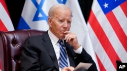 Presiden AS Joe Biden dalam pertemuan bilateral yang diperluas dengan pejabat Israel dan pemerintah AS pada 18 Oktober 2023, di Tel Aviv. (Foto: AP)