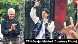 Capres Ganjar Pranowo bersama putranya, Alam, menyapa para pendukung dalam kampanye di Solo, Jawa Tengah, Sabtu, 10 Februari 2024. (Foto: TPN Ganjar – Mahfud)