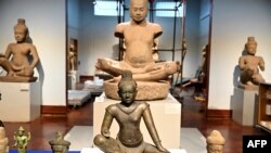 ​រូបសំណាក​បុរាណ​ចំនួន ១៤ ​ត្រូវបាន​បញ្ជូន​ពី​សហរដ្ឋអាមេរិក​ឲ្យ​កម្ពុជា​វិញ នៅ​សារមន្ទីរជាតិ​កម្ពុជា នៅរាជធានីភ្នំពេញ កាលពីថ្ងៃទី៤ ខែកក្កដា ឆ្នាំ២០២៤។ 