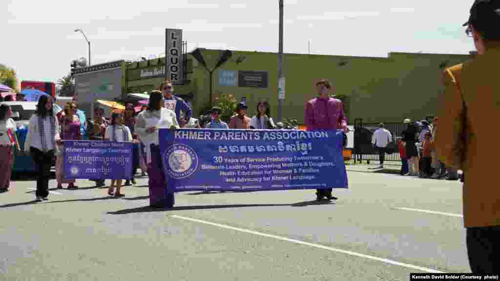 ពលរដ្ឋ​ខ្មែរអាមរិកាំងនិង​សហគមន៍នៅទីក្រុង Long Beach រដ្ឋកាលីហ្វ័រញ៉ា បាន​ដើរហែក្បួន​វប្បធម៌​ប្រចាំឆ្នាំ​ដើម្បី​អបអរ​សាទរ​ពិធី​បុណ្យ​ចូល​ឆ្នាំ​ប្រពៃណីខ្មែរ កាលពីថ្ងៃទី ៧ ខែមេសា ឆ្នាំ២០២៤។ (រូបថតដោយ Kenneth David Snider)