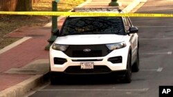 Policijski automobil ispred ambasade Izraela u Vašingtonu (Foto: WJLA via AP)