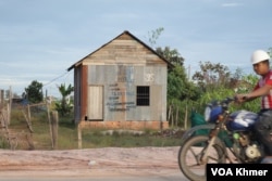 រូបឯកសារ៖ ផ្ទះរបស់ពលរដ្ឋក្នុងតំបន់រុនតាឯក ដែលដាក់លក់ ក្នុងសហគមន៍ថ្មីដែលជាកន្លែងផ្លាស់ប្តូរលំនៅដ្ឋានរបស់ពលរដ្ឋពីតំបន់អង្គរ កាលពីថ្ងៃទី ១៥ ខែវិច្ឆិកា ឆ្នាំ២០២៣។ (ស៊ុន ណារិន/វីអូអេ)