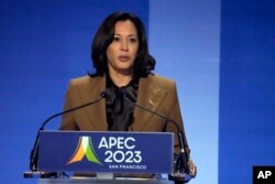Wakil Presiden AS Kamala Harris berbicara dalam konferensi Kerja Sama Ekonom Asia-Pasifik (APEC) di San Francisco, California, 16 November 2023. (Foto: Jeff Chiu/AP Photo)