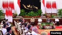 Presiden Jokowi dalam Sidang Kabinet Paripurna, di Istana Kepresidenan Jakarta, Senin (26/2) mengatakan pemerintah mulai mempersiapkan pembahasan program unggulan Presiden dan wakil Presiden terpilih di Pilpres 2024 dalam RAPBN 2025 (biro Setpres)