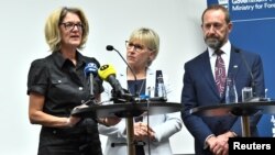 앤드루 리틀(오른쪽) 뉴질랜드 국방장관이 기자회견에 참가하고 있다. (자료사진)