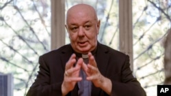 Prefekt Apostolske arhive Vatikana, biskup Serđo Pagano u svojoj kancelariji u Vatikanu, 14. februara 2024, tokom intervjua za Asošijeted pres.