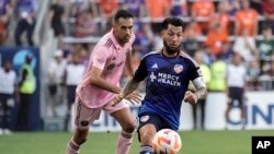 Serhio Buskets (levo) i igrač Sinsinatija Lućano Akosta (desno) (Foto: AP/Joshua A. Bickel)